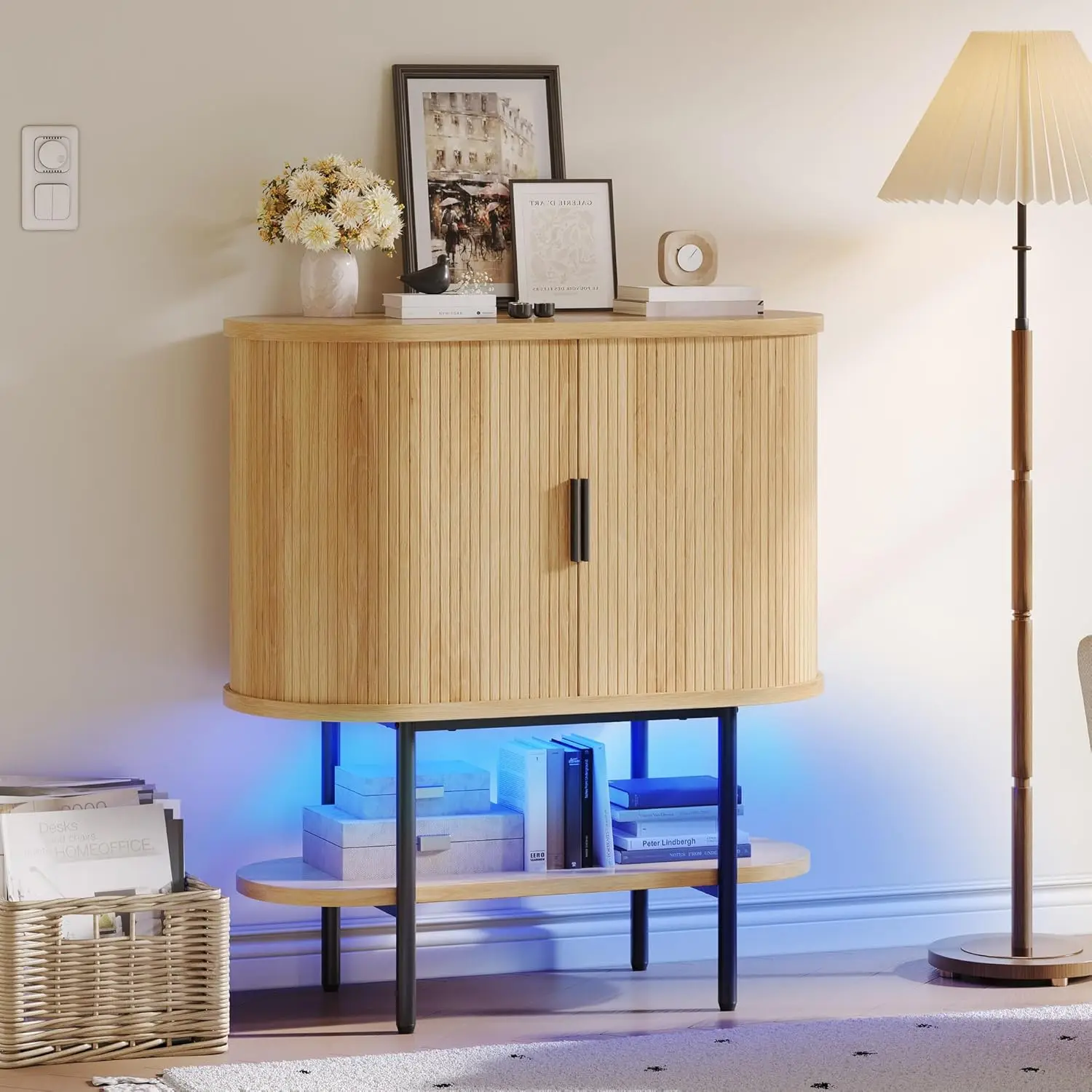 

Рифленый шкаф-сервант со светодиодной подсветкой, раздвижной дверью, винной полкой и держателями для стекла для кухни или гостиной из натурального дуба