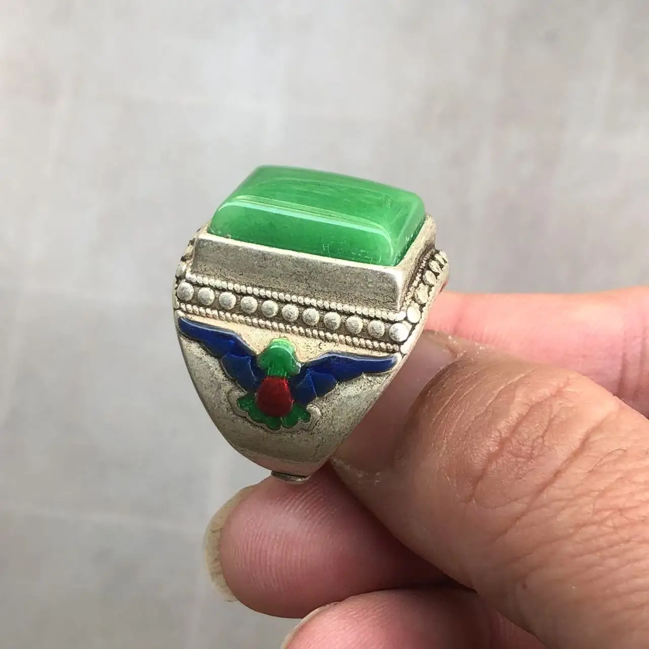Vintage Cloisonné Emaille Silber Siegelring mit großem quadratischem roten Edelstein – Ethno-chinesischer Herren-Statement-Retro-Fingerschmuck – Detail 5