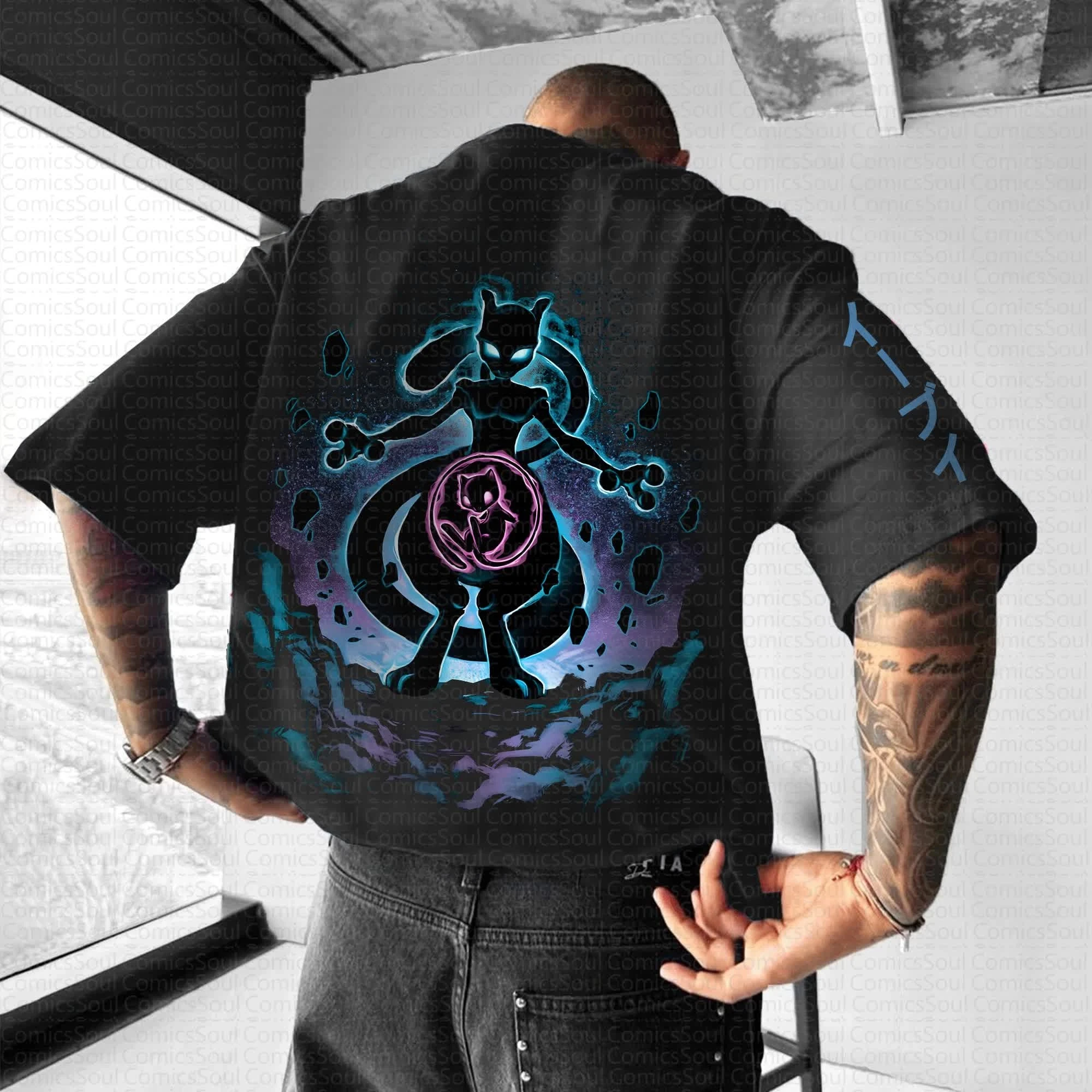 Camiseta de Algodón Pokémon Verano 2026 con Estampado de Mewtwo en la Espalda, Aura Morada, Efectos de Brillo Azul, Diseño de Texto Japonés, Corte Holgado para Hombre y Mujer