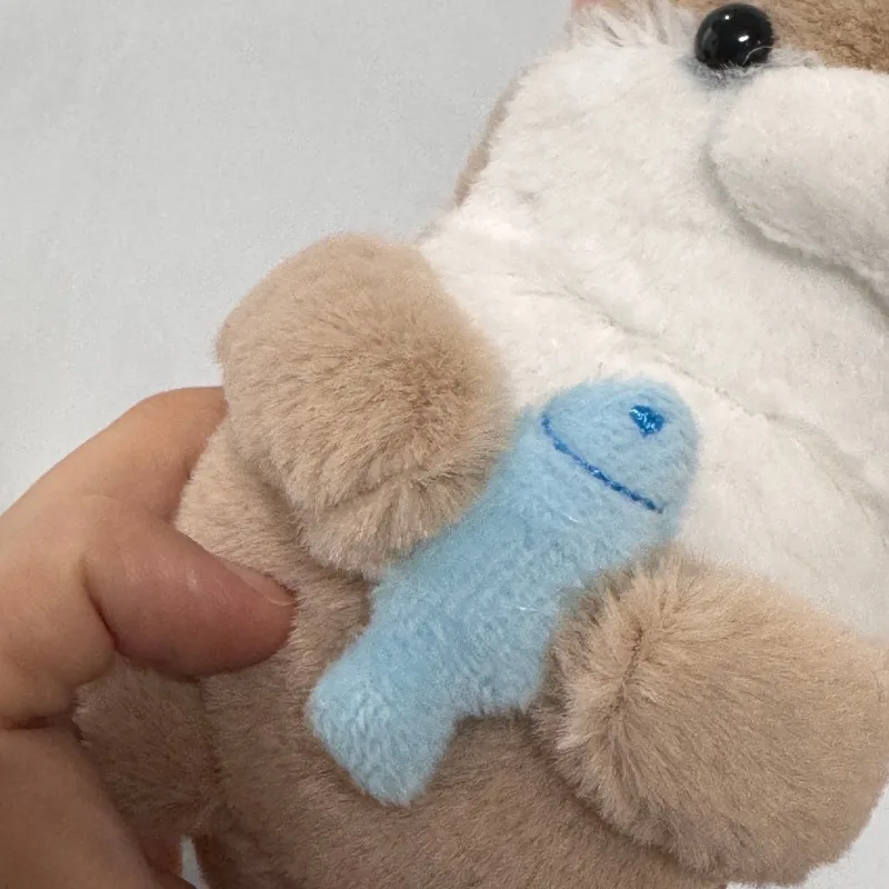 10 センチメートルかわいいカワウソ保持魚ぬいぐるみキーホルダー軽量ぶら下げペンダント小道具スクールバッグキー財布人形ギフト