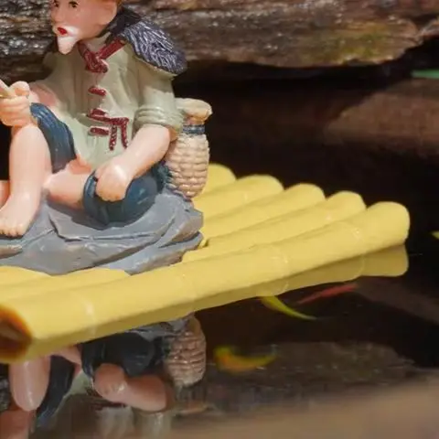 1Pcs Outdoor Decoration Bamboo Raft Fisherman Figurine Elderly Fisherman PVC Statue For Yard Floating Aquarium Decor