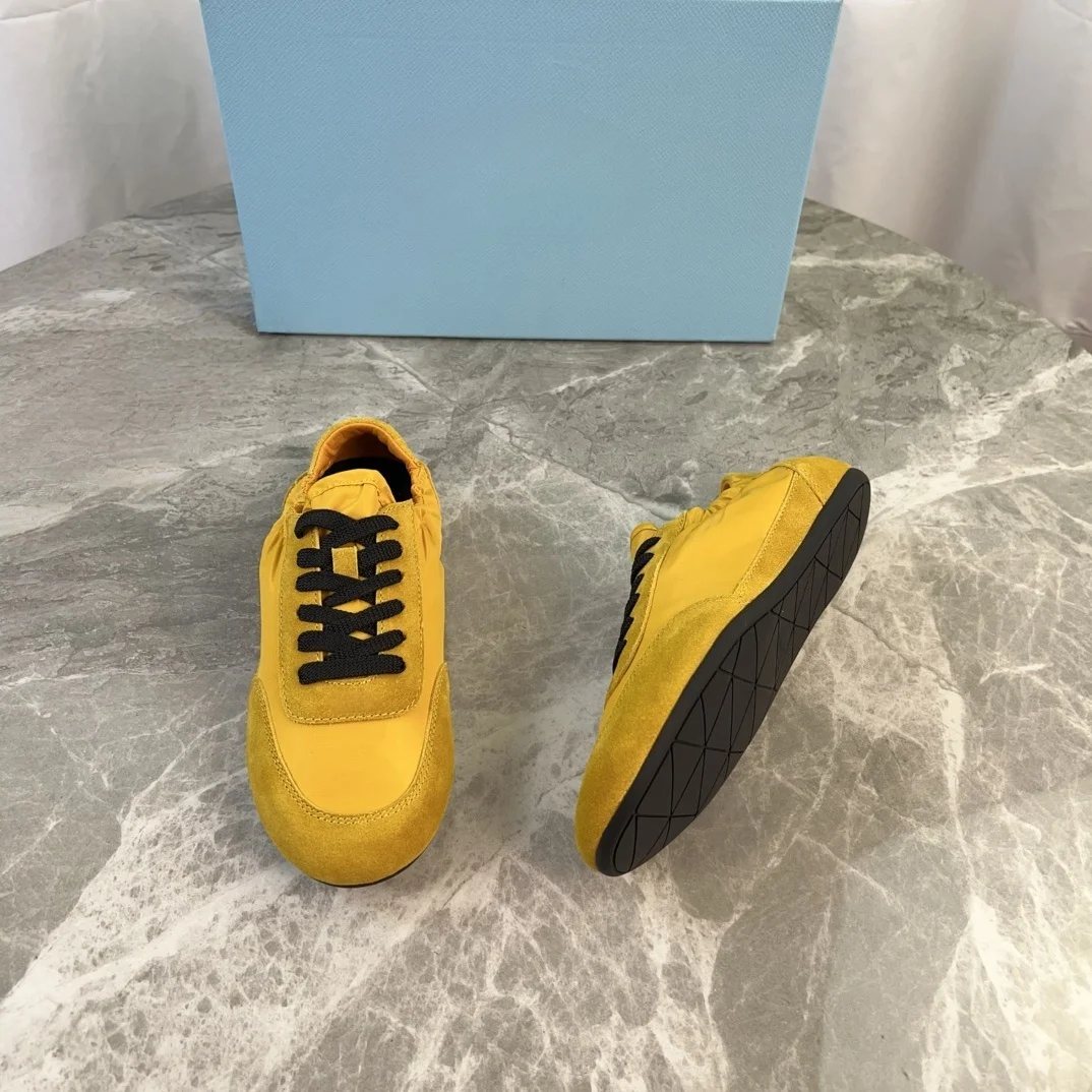 

Luxury Brand Men's Athletic Shoes Featuring Spliced ​​upper Crafted From Cowhide Nylon Paired with Durable Outsole Casual Flats