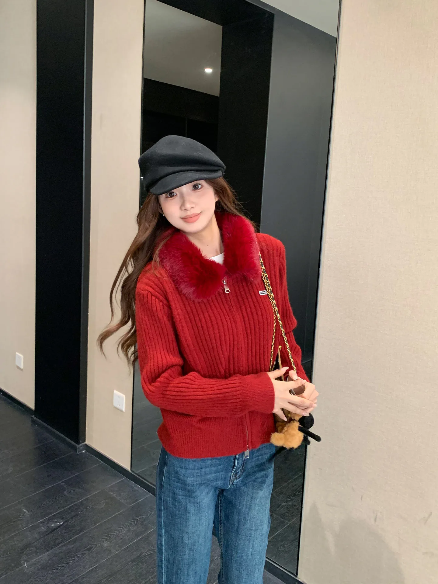 

Красный вязаный приталенный свитер-пальто с меховым воротником для женщин, новогодняя мода, оранжевое дерево, где зима, верхняя одежда