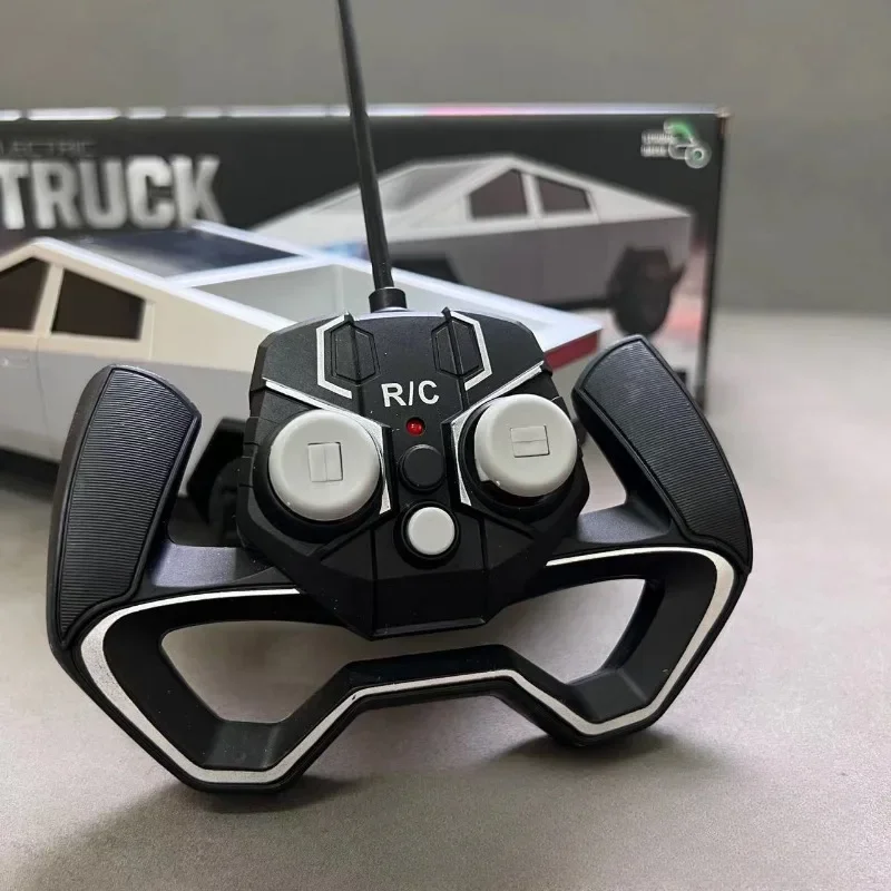 لعبة شاحنات للأولاد Cybertruck Model Silver Pickup Truck Diecast لعبة سيارات معدنية مع الصوت والضوء