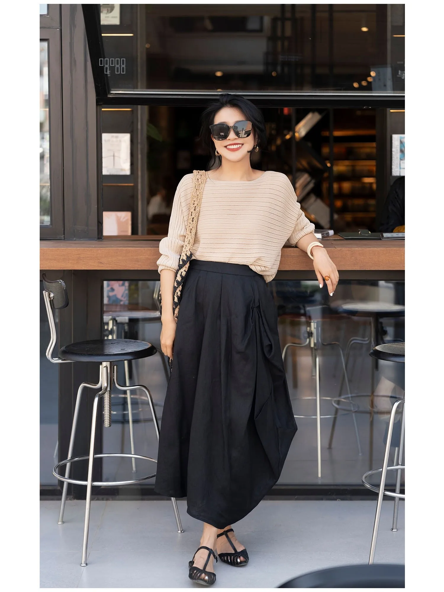 

Современная асимметричная юбка из черного льна с высокой талией, с объемным кроем, с летними декоративными элементами в виде слона и жирафа, с эффектом стоп-моушн, с объемным кроем, для создания объемного силуэта.