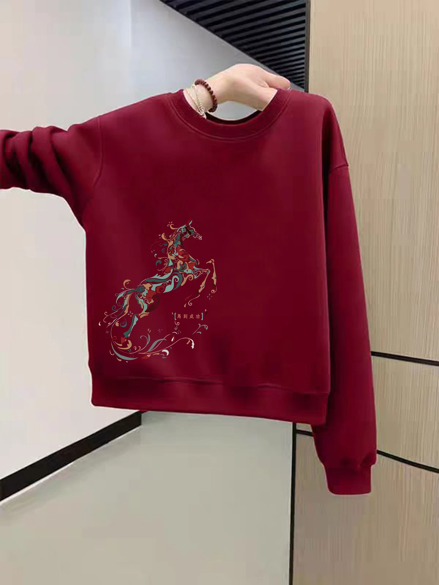 

Женский свитшот с круглым вырезом, длинными рукавами, на флисовой подкладке, с капюшоном, с новогодним принтом 2026, свободного кроя, удобный пуловер-топ