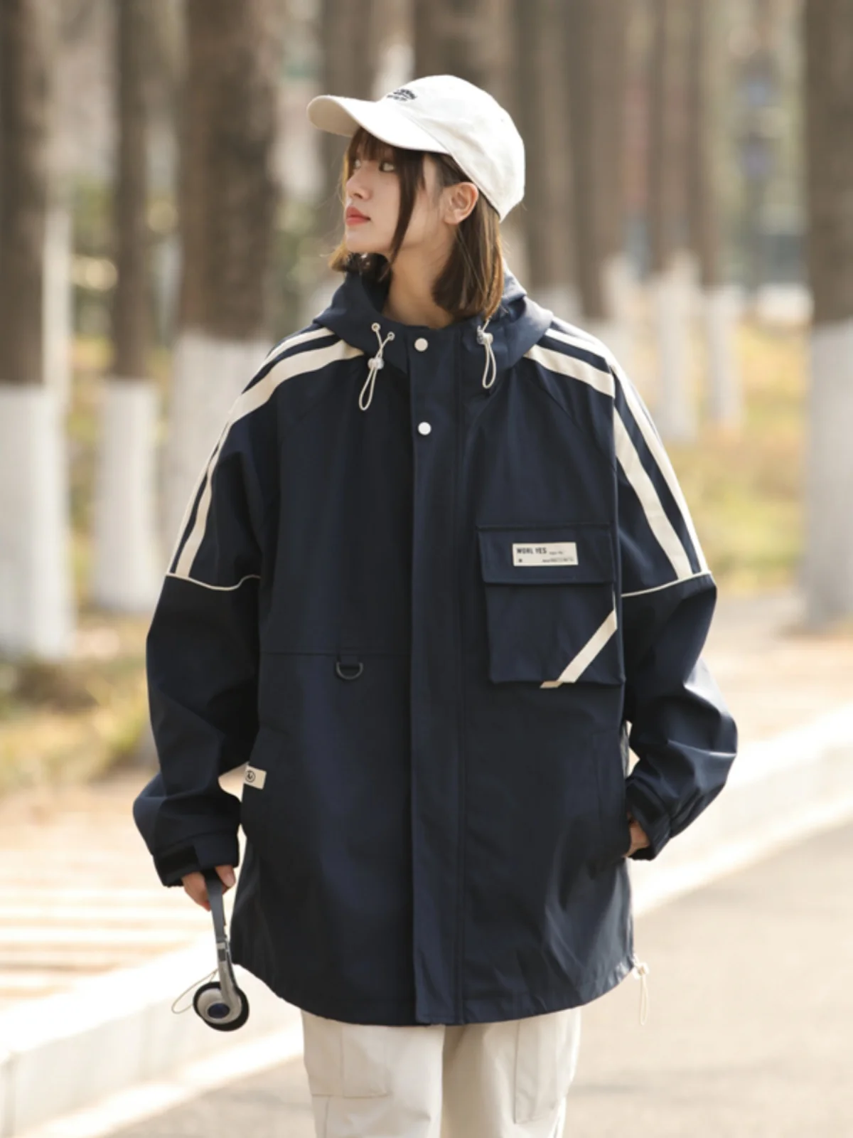 

Мужская демисезонная куртка оверсайз от модного бренда: стильная, водонепроницаемая, с декоративной молнией, свободного кроя