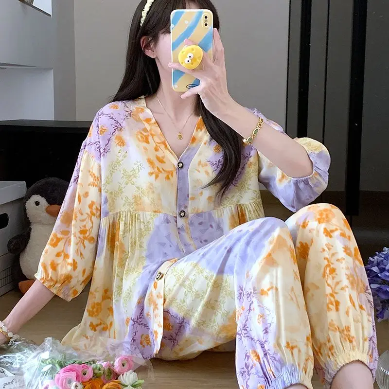 The Spring and Summer Pajama Woman's Cotton Silk Suit with A V-neck Is A Sexy and Thin Style That Can Be Worn on The Outside