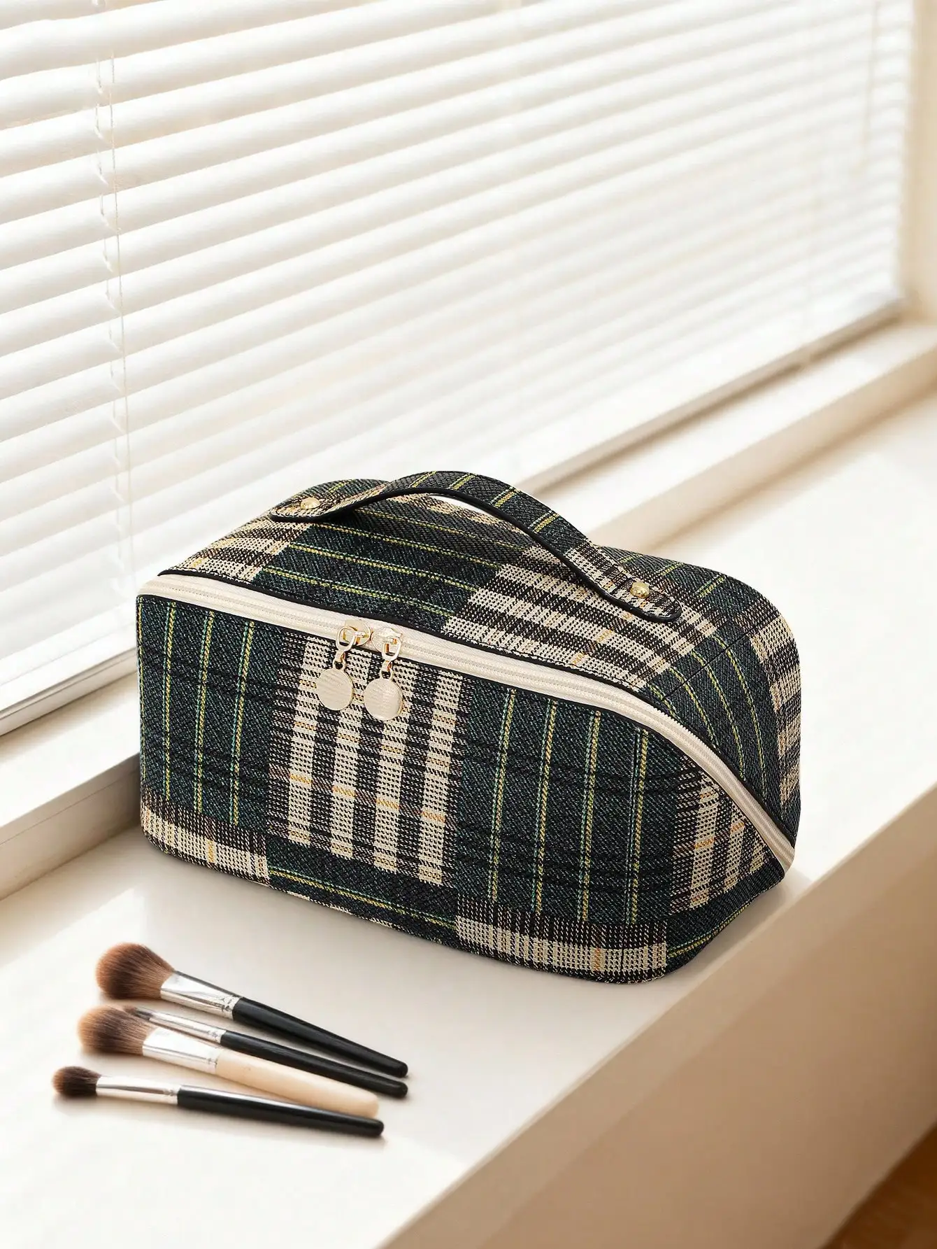 1 PC Black Striped Plaid Patchwork High-End Cosmetic Bag Make Up Bag,Fashionable And Casual Large Capacity Portable Zipper Makeup Bags,Travel And Vacation Essentials Cosmetic Bags For Sanitary Napkins,Pouch Pads,Wired Earphones,Headphones,Charger