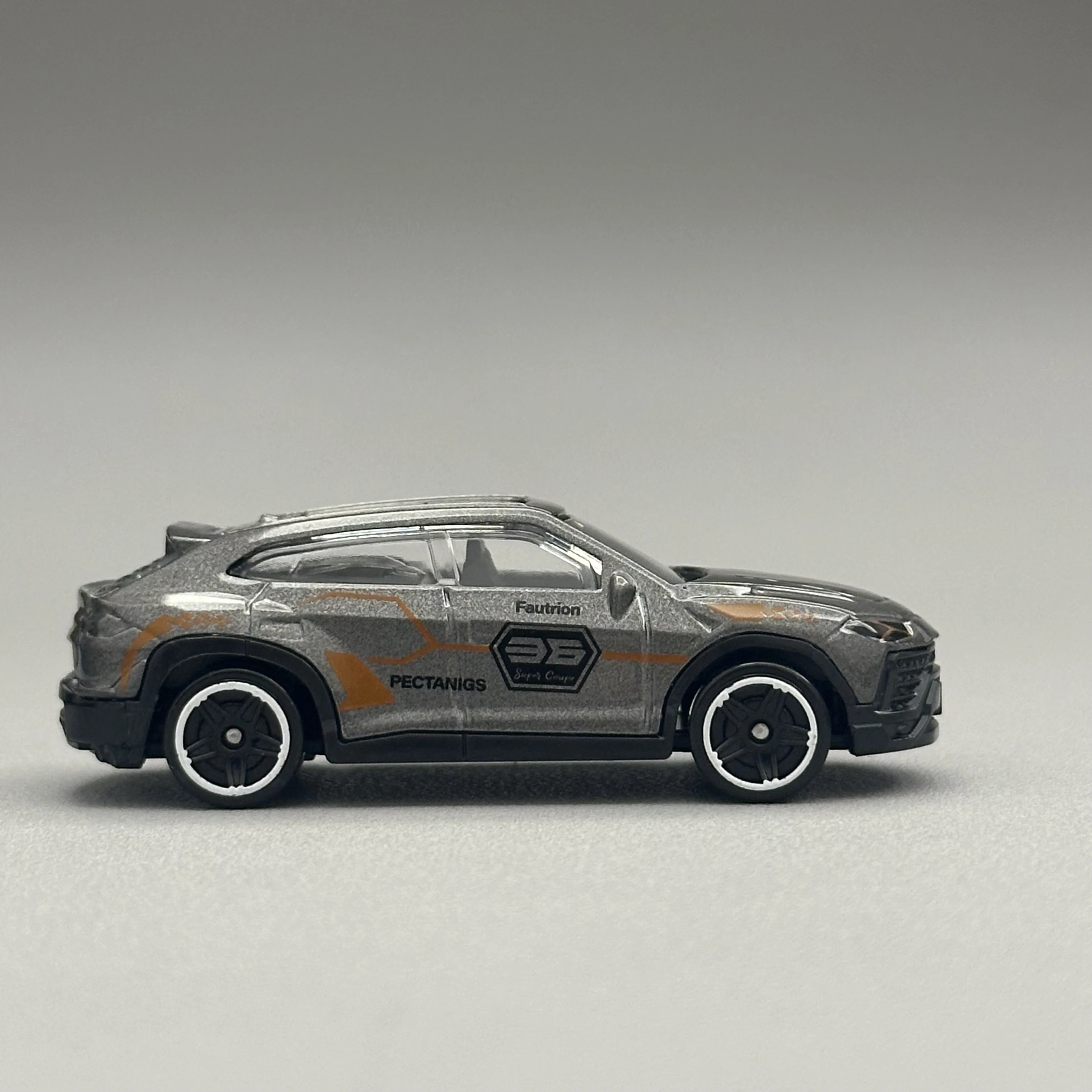 1/64 Scale Diecast Alloy SUV Model Car Toy Metal Body Sport Utility Vehicle Realistic Miniature Collector Car Gift Display image 5