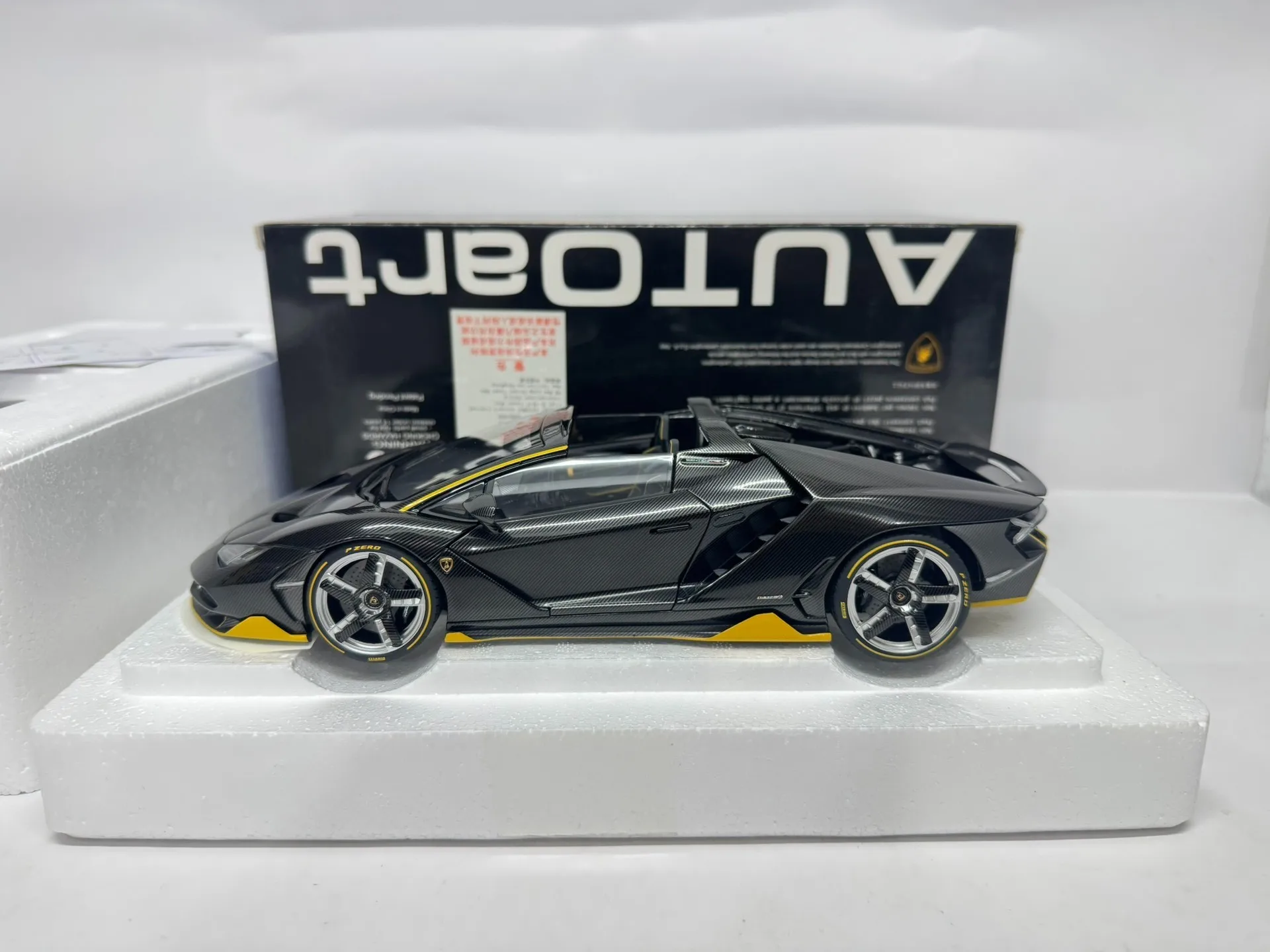 Autoart 1:18 LP770 Carbon Fiber Yellow Simulation Limited Edition All Open Alloy Metal Static Car Model Toy Gift