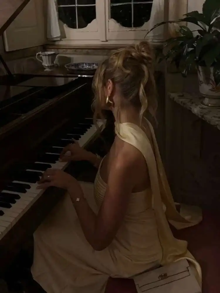 فستان ماكسي أنيق بدون حمالات بدون ظهر للنساء موضة مع وشاح من الساتان المرقعة مطوي رداء طويل 2025 ملابس حفلات الشارع الجديدة