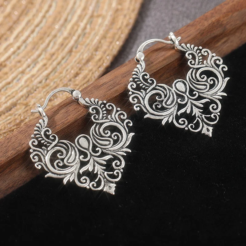 Vintage Gorgeous Court Style Hand Carved Hollow Pattern Hoop Earrings for Women Elegant Charm Banquet Celebration Jewelry Crafts