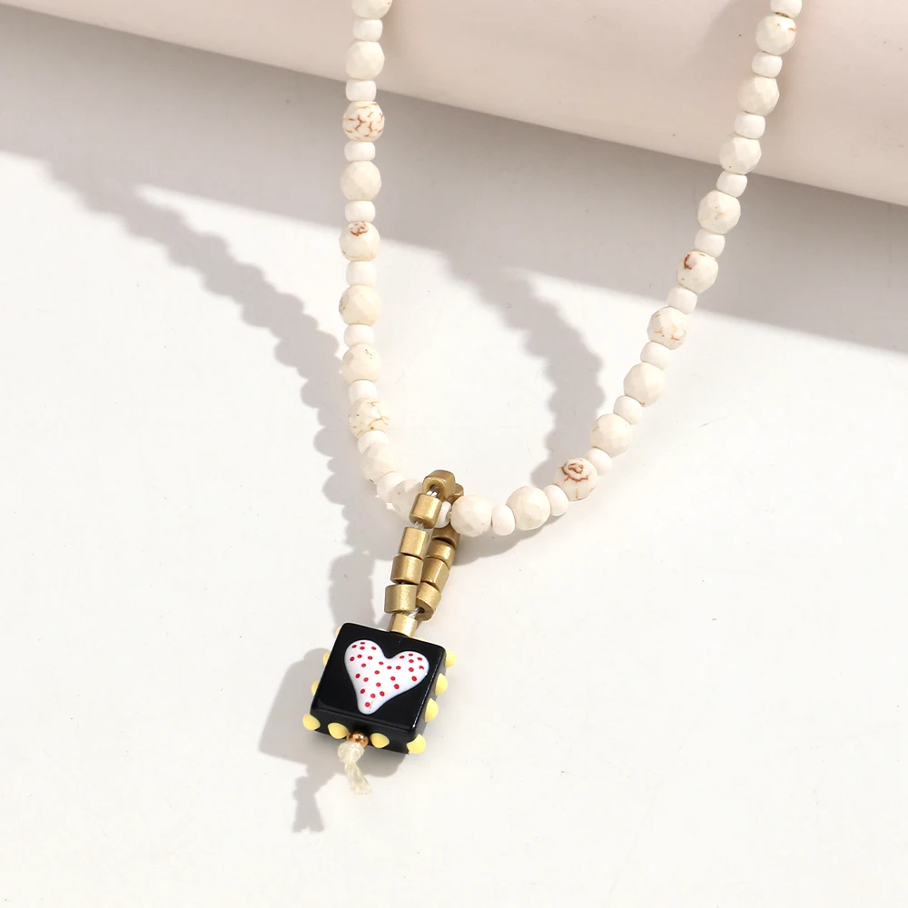 Niedliche kleine weiße türkisfarbene Perlen-Halskette mit Herz-Glasanhänger, exquisite Acryl-Perlen-Choker-Halskette, trendiges Schmuckgeschenk – Detail 8