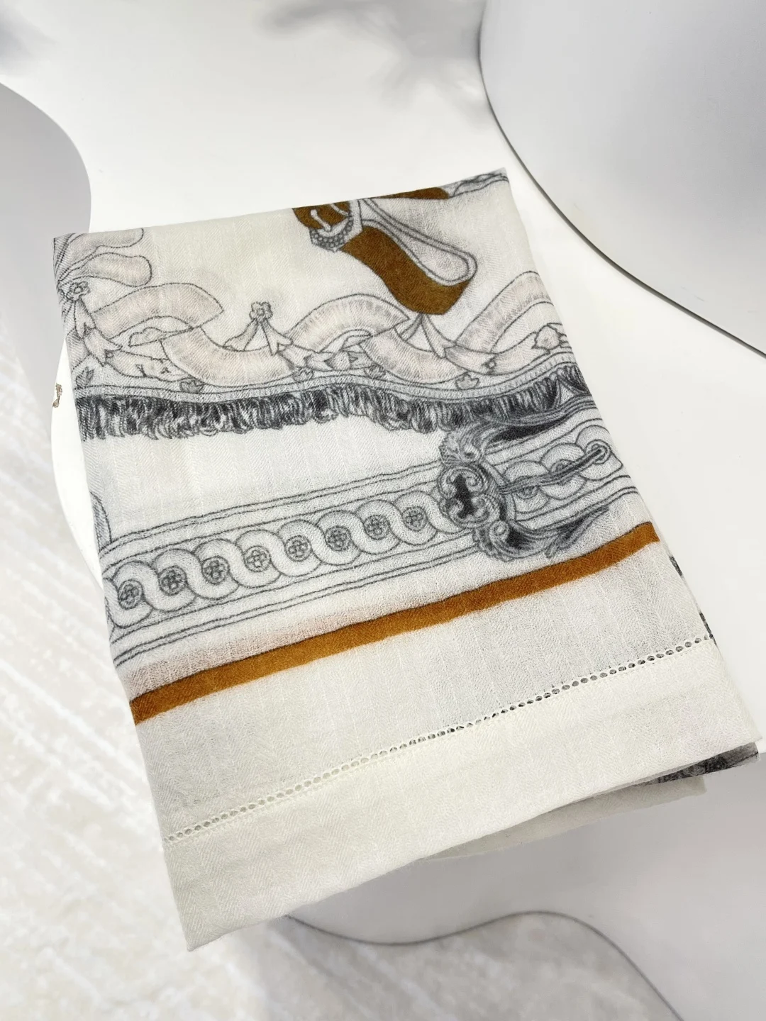 

Серые узоры, кисточки, декоративные ремни, шарф с принтом, новый дизайн 2025 года