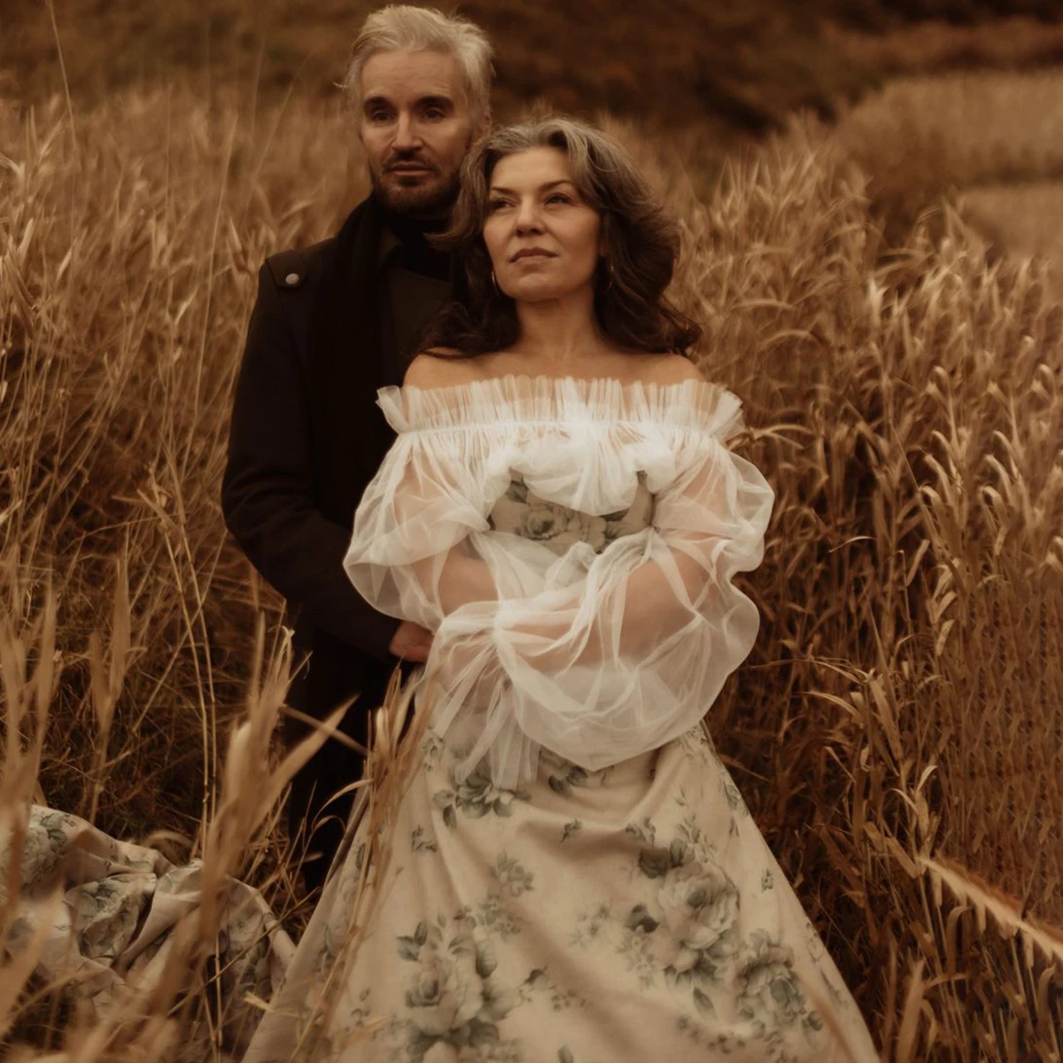 ปิดไหล่ Boho Elopement ดอกไม้พิมพ์ซาตินชุดแต่งงาน PLUS ขนาด Ruffled Tulle ยาวแขนฟองที่กําหนดเองชุดเจ้าสาว