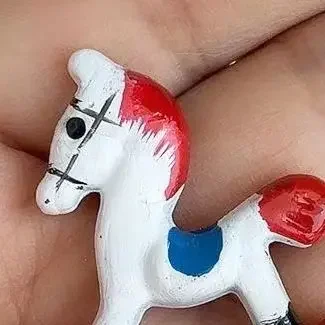 1/12 Casa delle bambole Mini Cavallo a dondolo Modello di bambola Casa della scuola materna Cavallo di Troia Mobili Decor Casa delle bambole Micro Scena Puntelli Foto