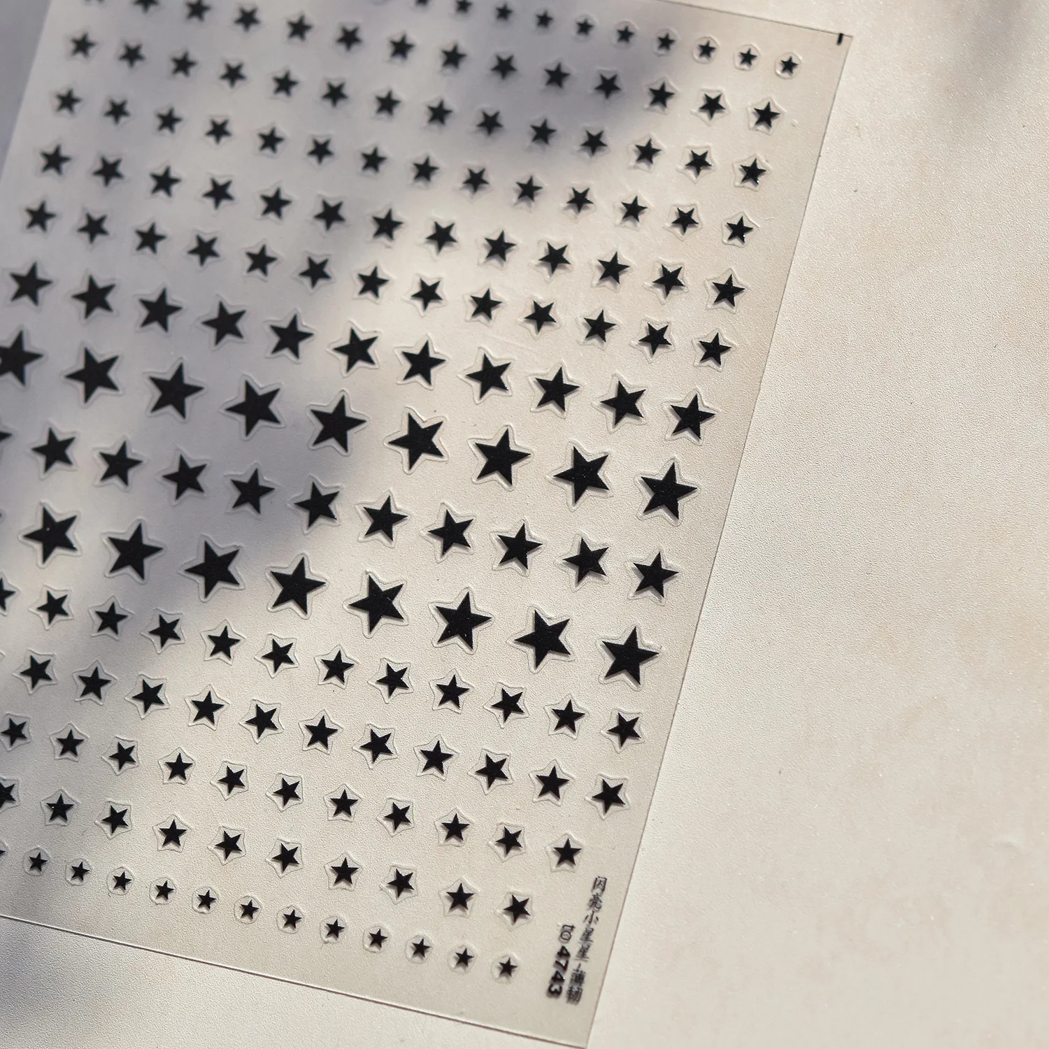 Kolorowe naklejki na paznokcie 5D z błyszczącymi gwiazdkami pięcioramiennymi, wzorem w kropki, kokardką i wiśniami, samoprzylepne, do zdobienia manicure.