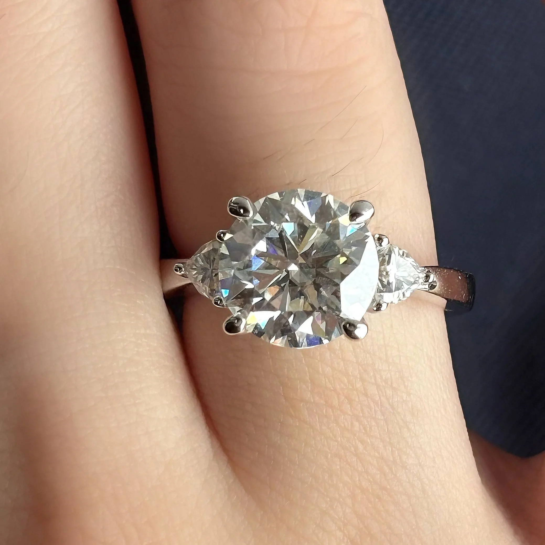 Onnelik 4.6cttw 라운드 모이사나이트 다이아몬드 반지 여성용 S925 스털링 실버 약혼 웨딩 파티 반짝이는 고급 보석