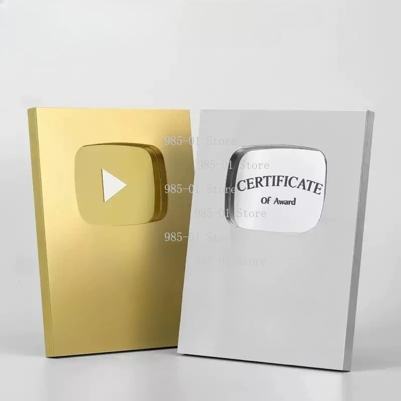 

Индивидуальная золотая награда YouTube в виде кнопки Play с персонализированным именем для торжества достижений создателя