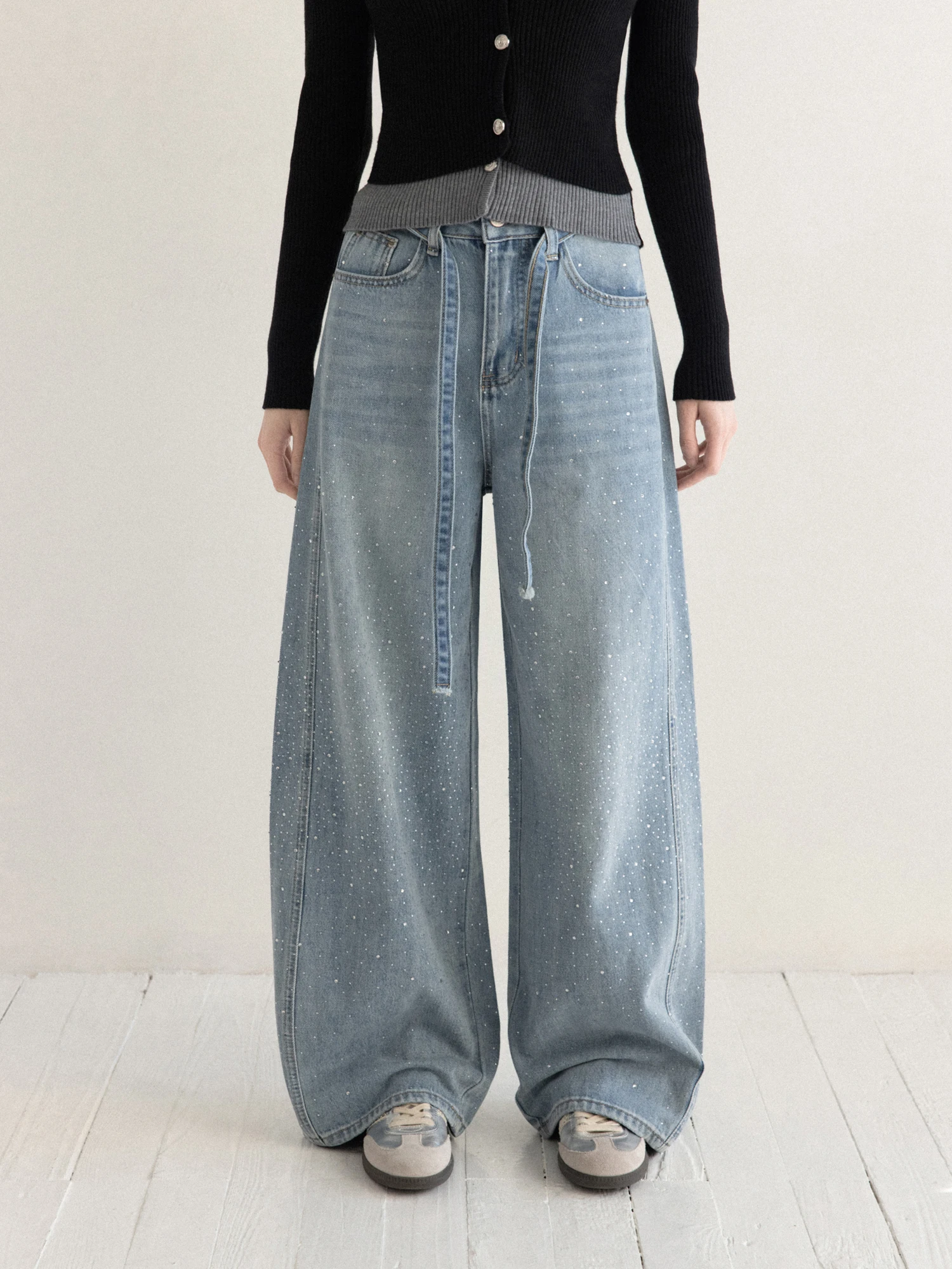 กางเกงยีนส์เอวสูงทรงขากว้างสำหรับผู้หญิง ฤดูใบไม้ผลิ 2026 สไตล์ลำลอง ประดับด้วยคริสตัลรูปดาวสีเงิน ทรงตรงช่วยให้ดูผอม