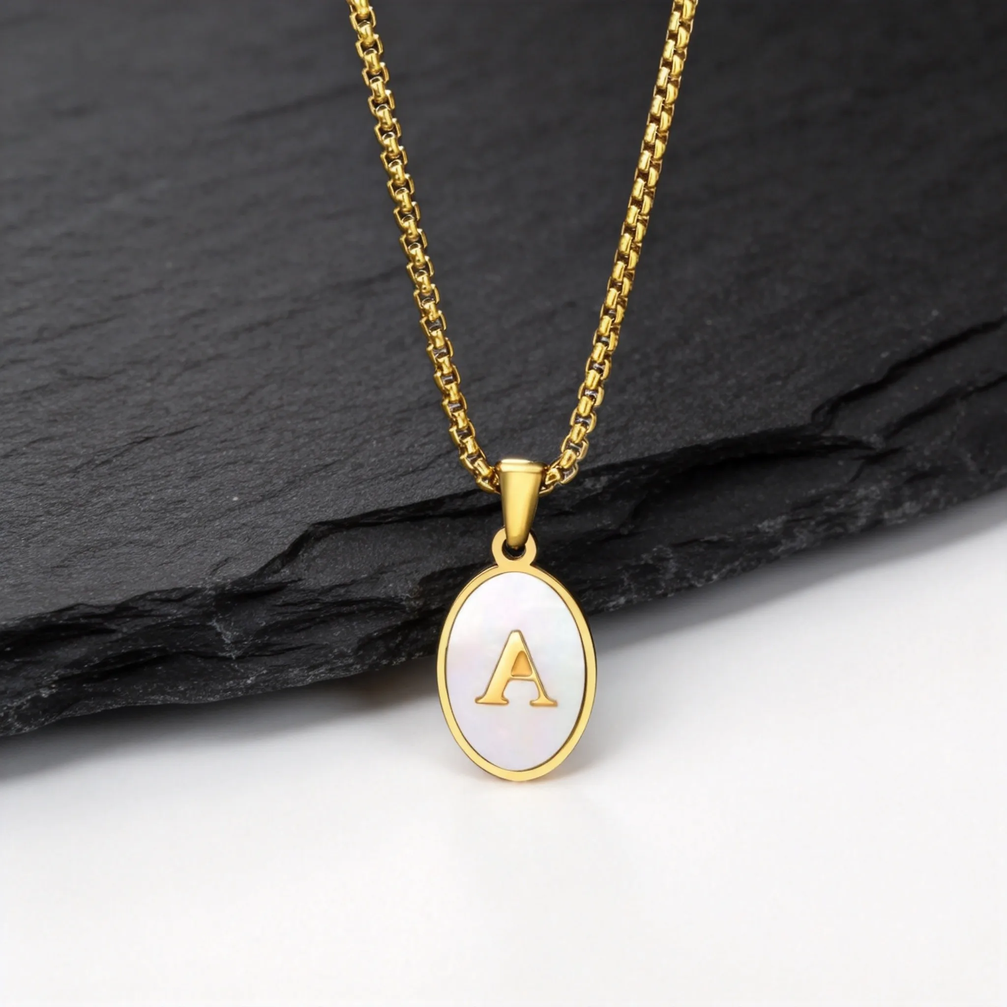 Natürliche Muschelschalen-Initialen-Halskette für Männer, Vergoldeter Edelstahl 26 Buchstaben Anhänger-Halskette, Trendiger Casual-Schmuck Geschenk – Detail 2