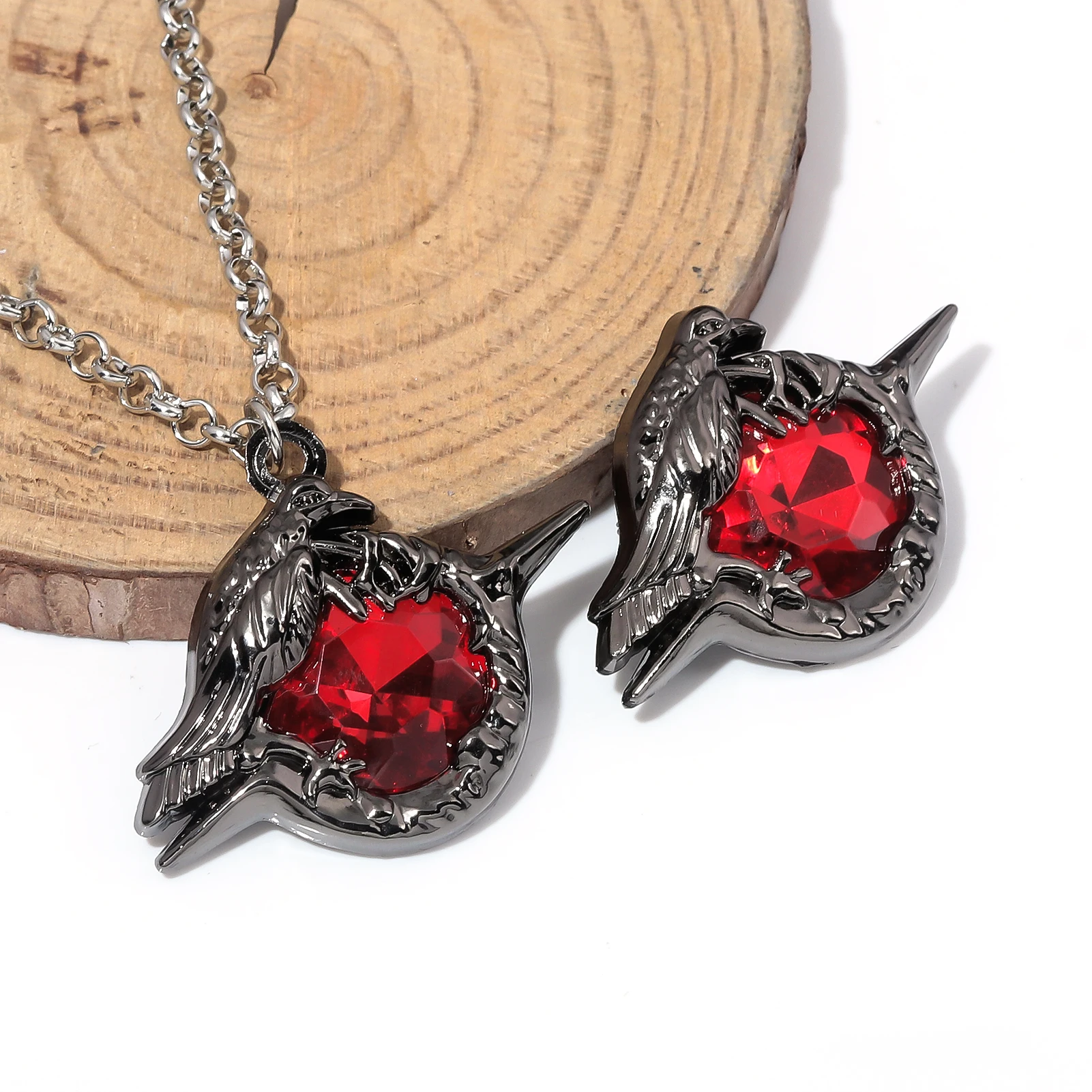 

Love and Deepspace Sylus Crow Cosplay Badge Necklace Pins Red Stone Choker Chain Brooch Pin Jewelry Costume Accessories Prop