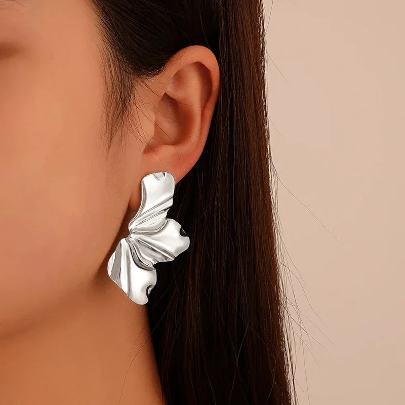 Huitan New Designed Glossy Flower Female Drop Earrings Attractive Swanking Jewelry for Party Trendy Charms Piercing Accessories