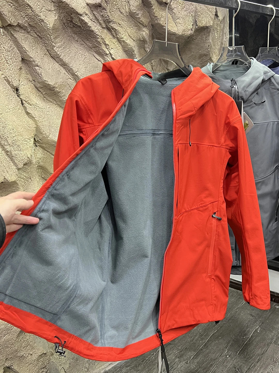 เสื้อแจ็คเก็ตผู้ชายแบบนุ่มสำหรับกิจกรรมกลางแจ้ง กันน้ำ กันลม ติดกาวเต็มตัว ทรงพอดีตัวสำหรับวัยรุ่น แขนยาว ปิดด้วยซิป