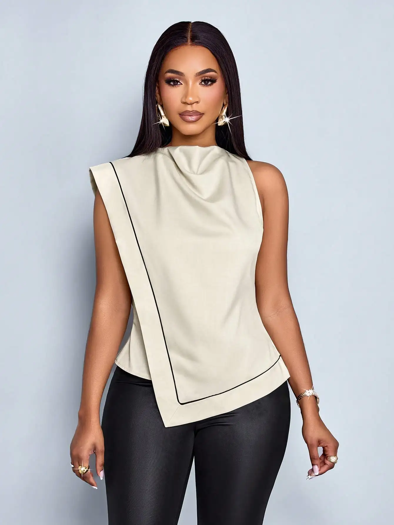 

Кремовая блузка без рукавов с асимметричным подолом, драпированным воротником и черной контрастной отделкой