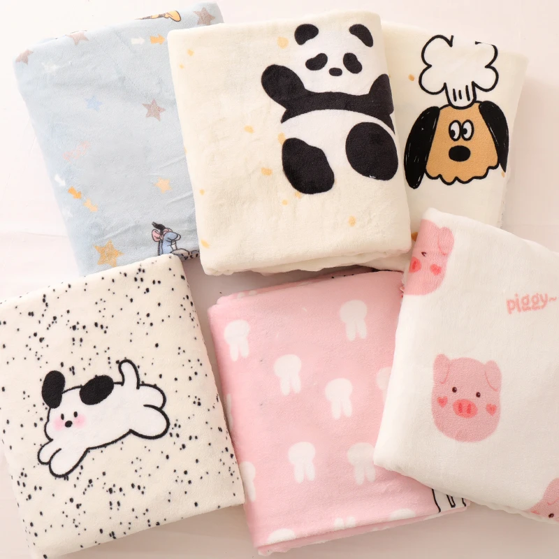 

Теплая молочная бархатная ткань с мультяшным принтом, утолщенный 100% полиэстер, предварительно нарезанный на метр, сшитая своими руками из различных декоративных тканей.