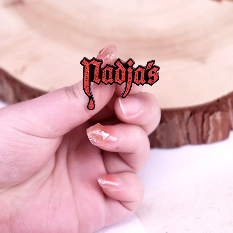 Spilla smaltata da discoteca vampiro di Nadja Facciamo nell'ombra Distintivo Spilla Gioielli Regali