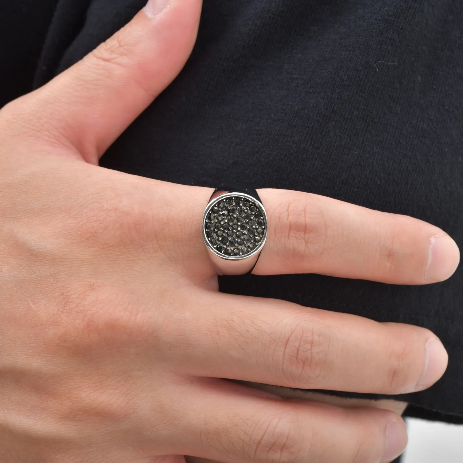 Schwarzer Zirkon-Siegelring für Männer und Jungen, wasserdichter Statement-Ring aus Edelstahl, Punk-Hip-Hop-Schmuck, Geburtstagsgeschenk – Detail 5