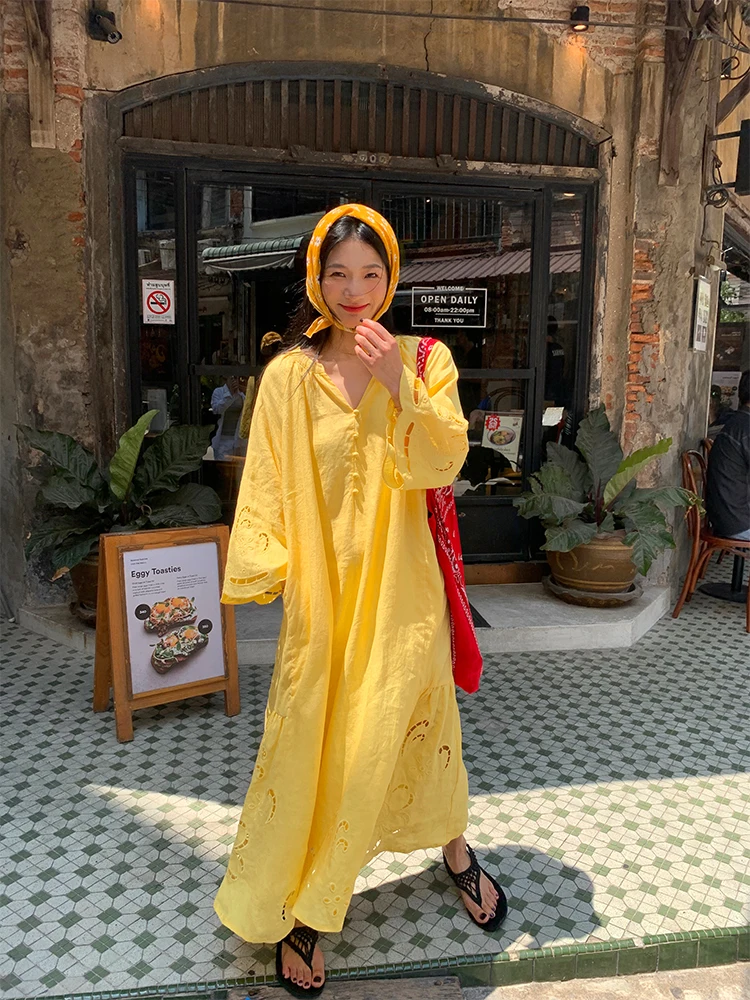 Długa lniana spódnica z haftem, luźny krój, dekolt w serek, rozmiar S, ażurowa, nowa kolekcja wiosna 2025, artystyczny styl, luźna talia.