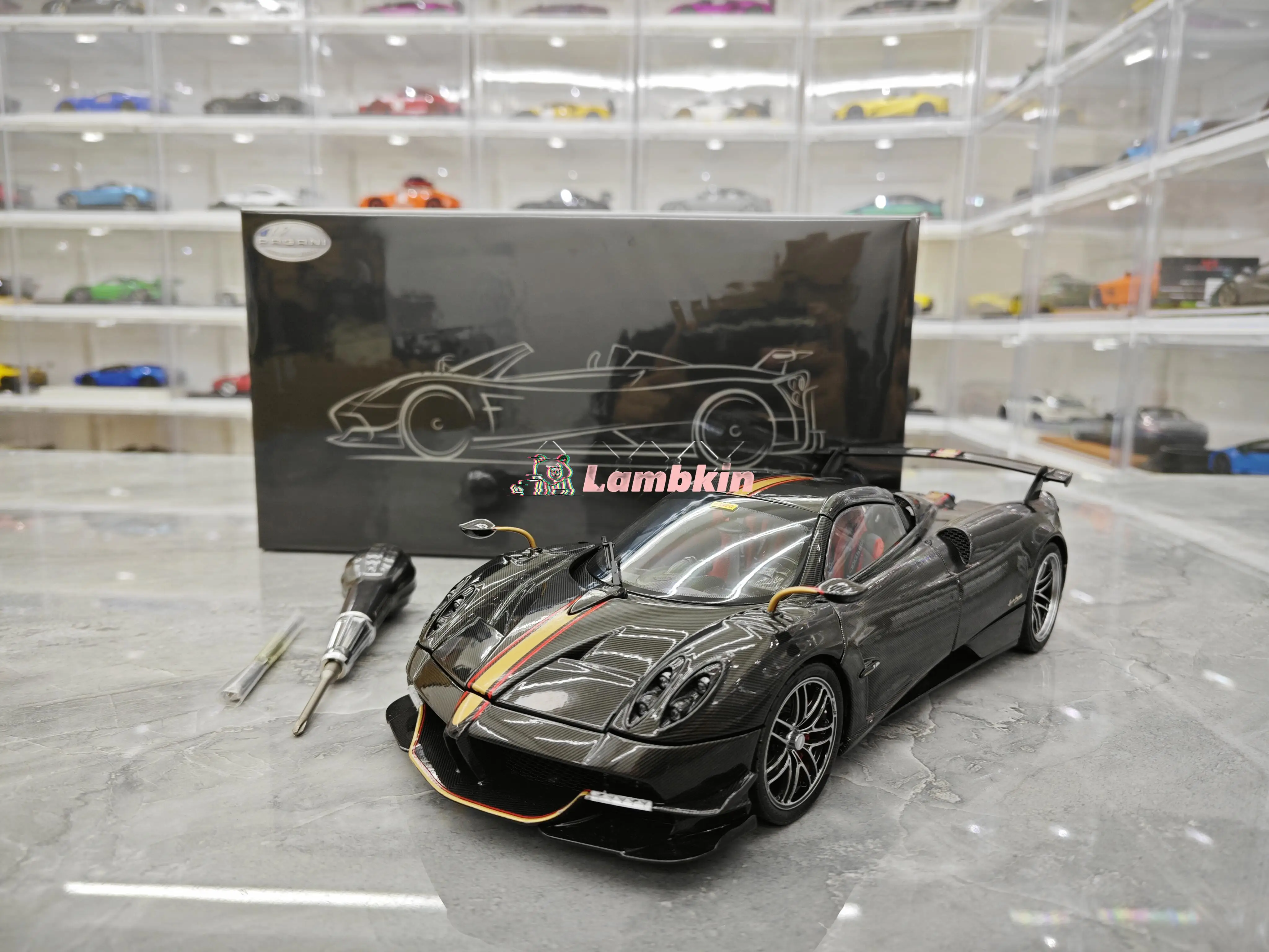 LCD 1:18 Pagani Huyara Roadster BC simulation alloy car model simulation Ornaments Home Miniature Gift Collection