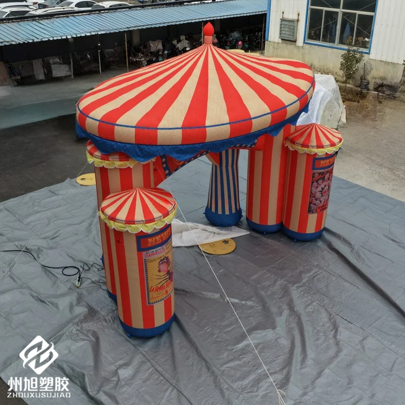 Ein riesiger aufblasbarer Zirkusbogen, ausgestattet mit einem Gebläse, als Dekoartikel für Zirkusaufführungen im Freien