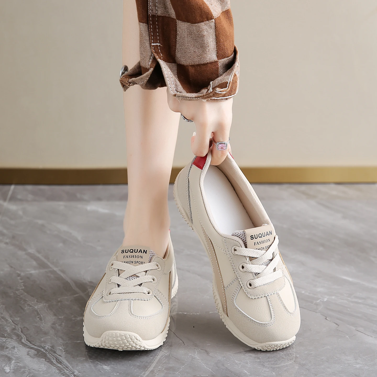 K1519 outono 2025 sapatos brancos estilo coreano ins estudantes do sexo feminino casual na moda de uma perna versátil sapatos femininos tiro de rua