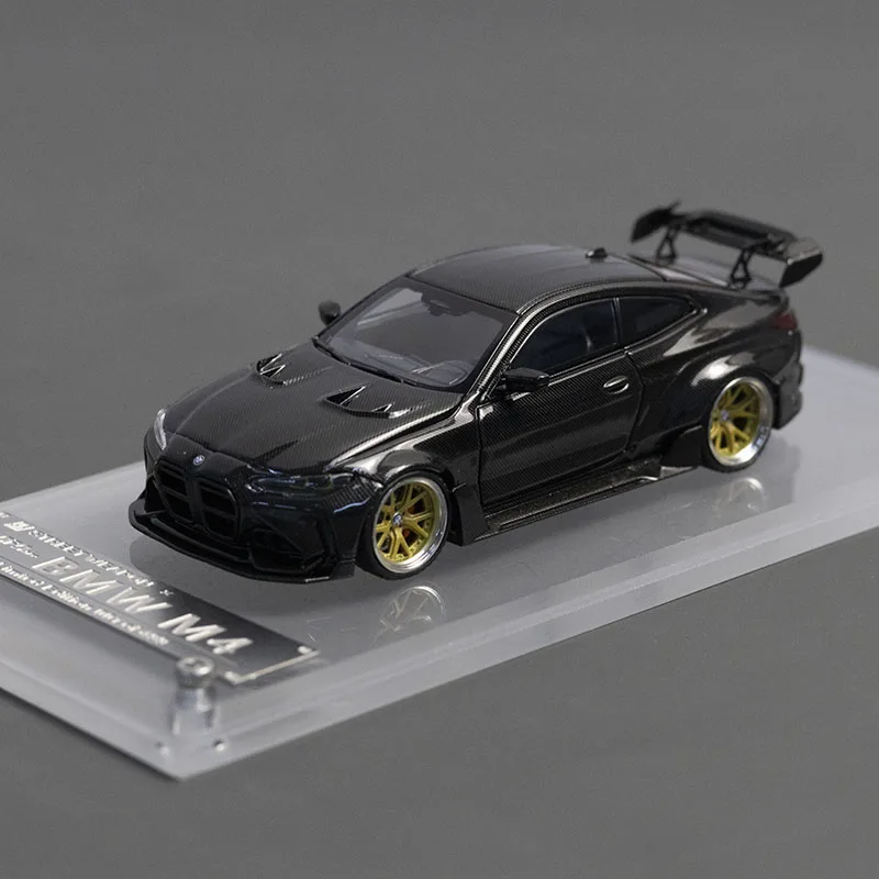 โมเดลรถสปอร์ต BMW G82 M4 ของเล่นโลหะผสม สเกล 1/64 ของ SW Diecast  พร้อมพื้นผิวลายคาร์บอนเต็มรูปแบบ ของขวัญตกแต่ง