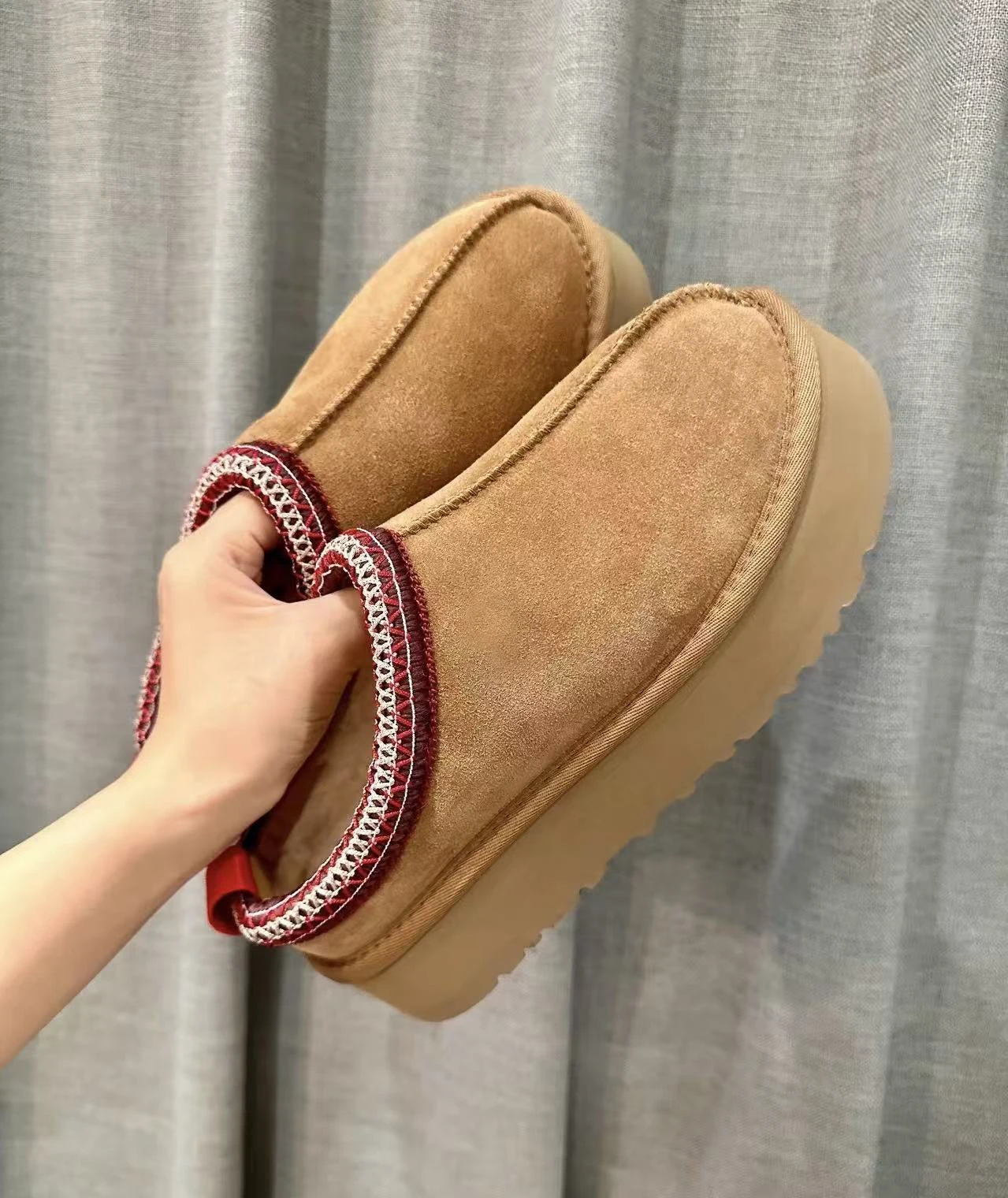 جديد مصمم الشتاء النساء شبشب من جلد الغزال جلد طبيعي تسمان نِعال من الفراء Tazz أحذية صغيرة جدا منخفضة أعلى التمهيد الدافئة قصيرة أفخم