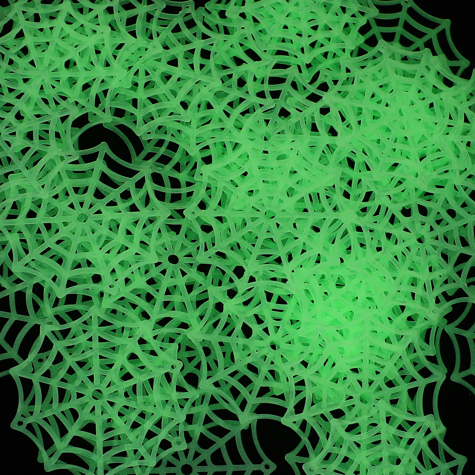 150 pezzi di plastica bagliore ragnatela di Halloween ragnatela oggetti decorativi ornamenti appesi festa casa stregata ragnatela di plastica