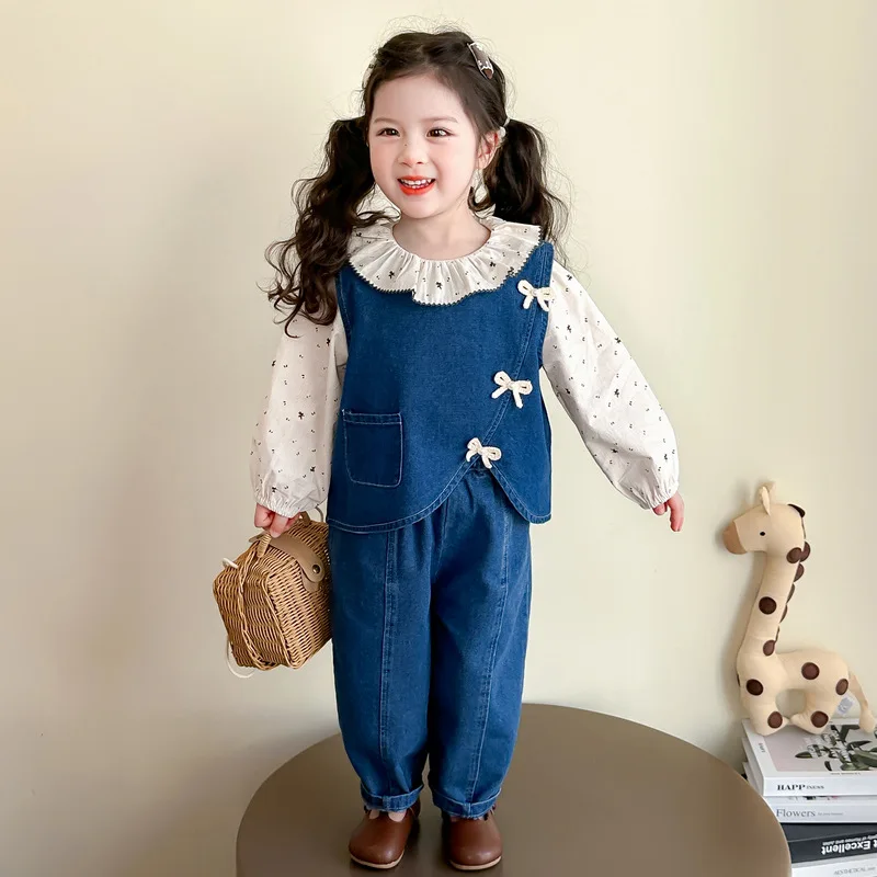 Camisa de muñeca para niña, conjunto de tres piezas de mezclilla, primavera y otoño 2025, nueva camisa con cuello de muñeca coreana, conjunto de pantalones y chaleco vaquero con lazo