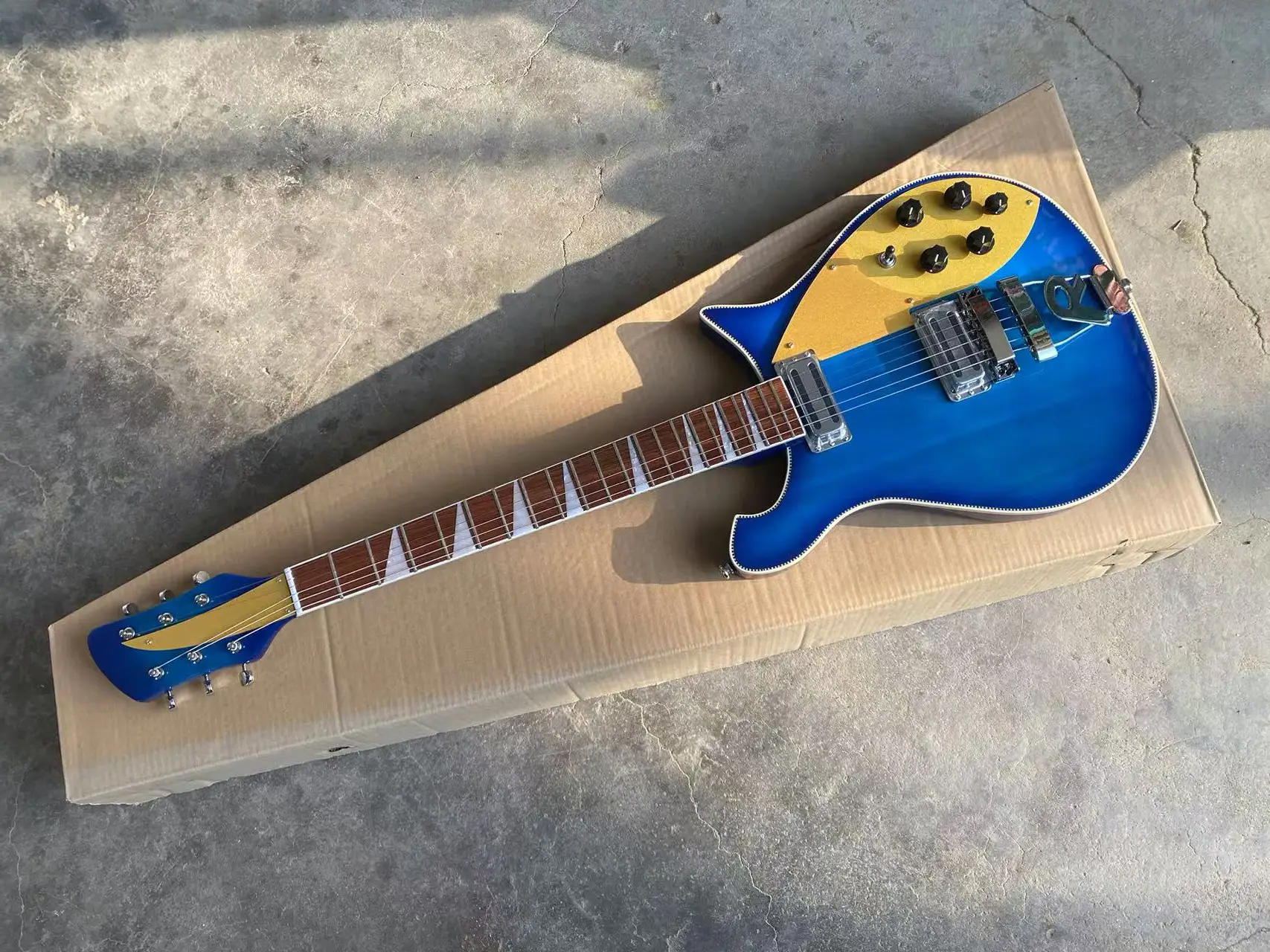 660 Electric Guitar 6 String Tailpiece Blue Color, "R" Shaped Bridge, Gold Pickguard, Checkerboard Binding Guitarra