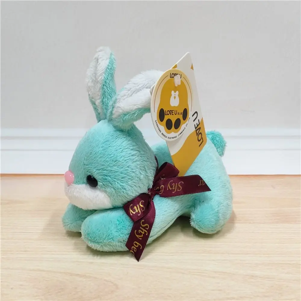 赤ちゃんをなだめる長い耳の大きな耳のウサギの柔らかいふわふわのぬいぐるみ、漫画のウサギのギフト