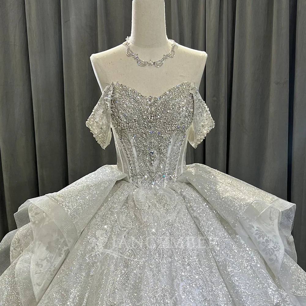 Biała, krótki rękaw, ekskluzywna suknia ślubna z bogatymi zdobieniami i diamentami, luksusowa, szyta na miarę vestidos de novia.