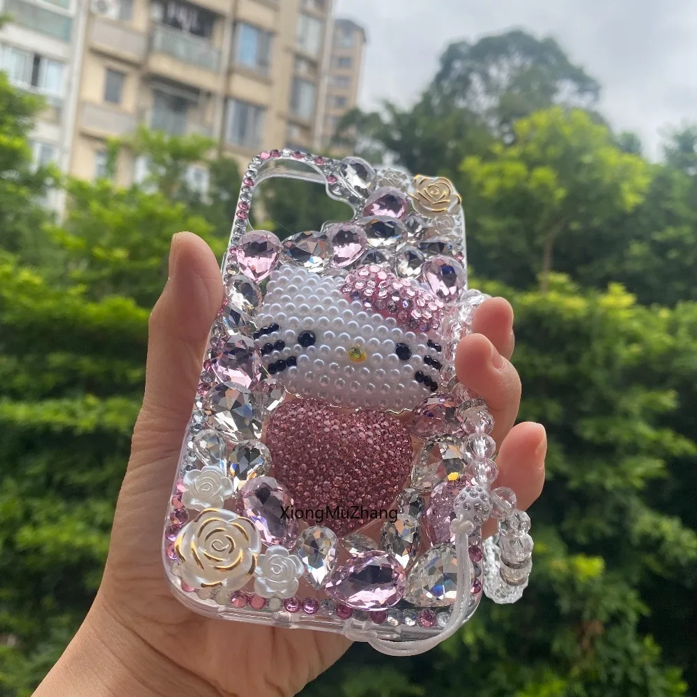Sanrio Luxus-Handyhülle mit Strasssteinen und Glitzer-Design, Hello Kitty, für iPhone 18, 17, 16, 15, 14, 13 Pro Max, 12 Pro, Schutzhülle mit Stoßfänger und Rückseitenabdeckung. – Detail 5