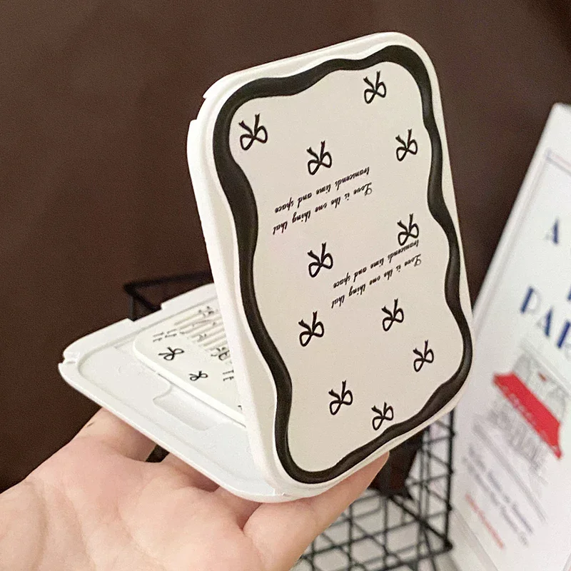 مرآة مكياج على شكل فيونكة لطيفة قابلة للطي على شكل فيونكة مع مشط محمول ومبتكر للنساء والفتيات #5