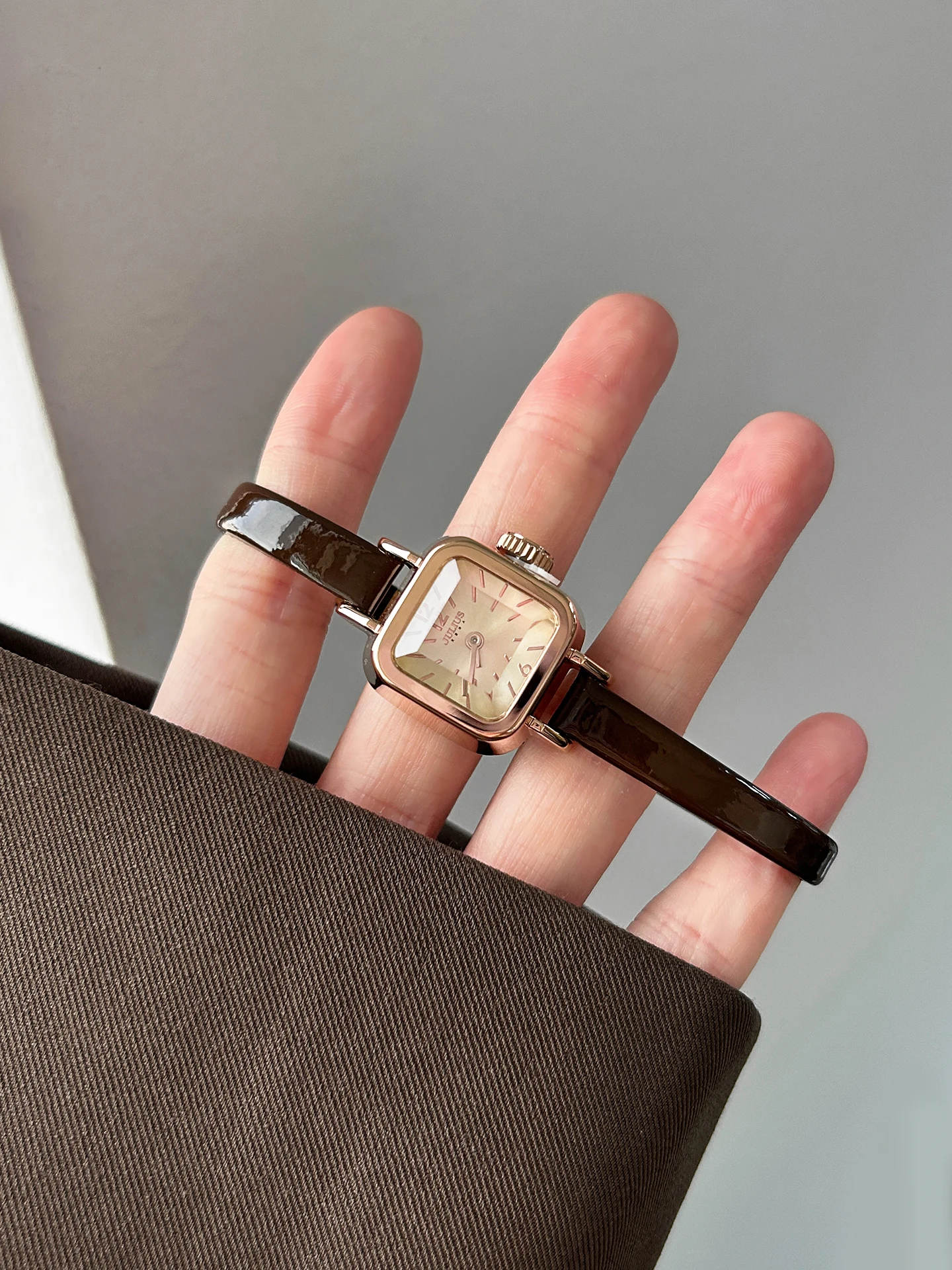 2025new small female student light luxury simple temperament ladies watch small sugar cube high quality luxury watch ladies gift