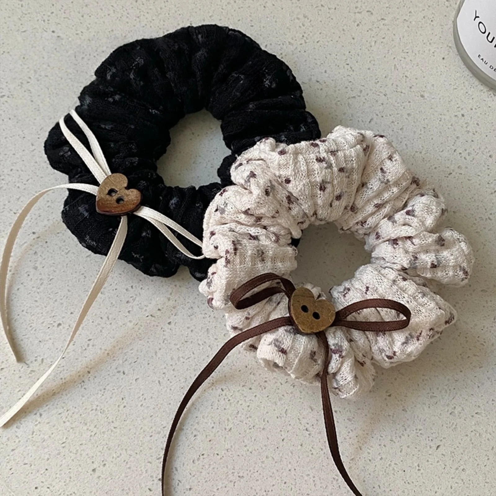 

1PC Retro Artistic Wood-Grain Heart-Button Ribbon Floral Scrunchie - Gentle Girly Knitted Hair Tie