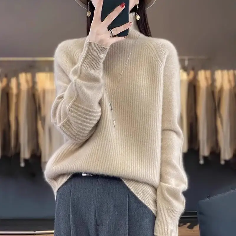 Sweater setengah turtleneck wanita 2025 musim dingin baru, atasan rajutan longgar, kaos dalaman kasual simpel bertemperamen, pullover tebal