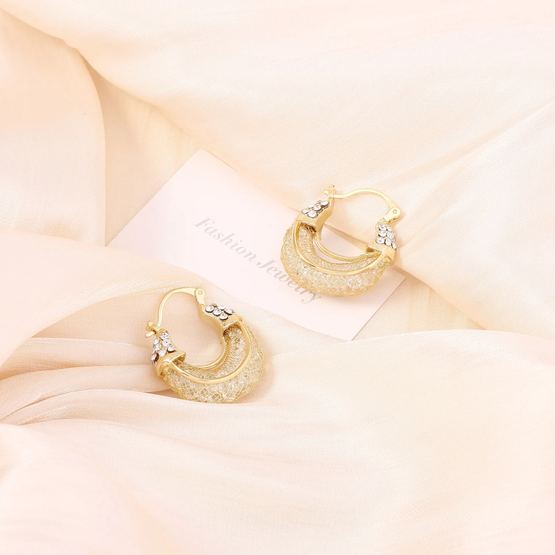 Exquisite light luxury high-end super flash mesh yarn zircon cradle ear buckle, a must-have earring for celebrity banquets